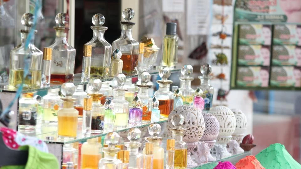 Τα αρώματα είναι χειρότερα και από το… τσιγάρο – Η σχέση τους με τον καρκίνο